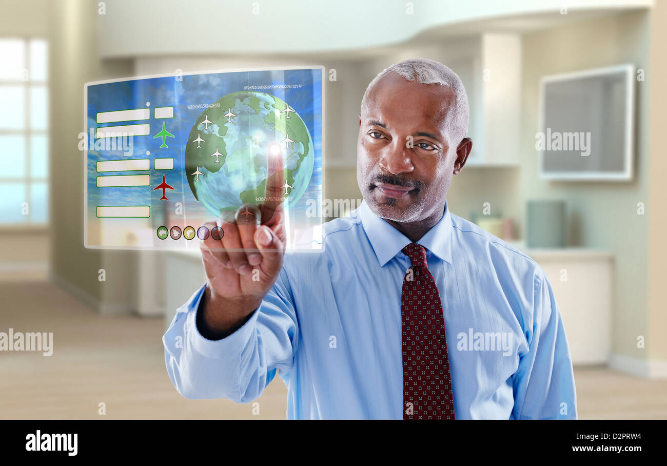 Schwarze Geschäftsmann mit Digitalanzeige in office Stockfoto