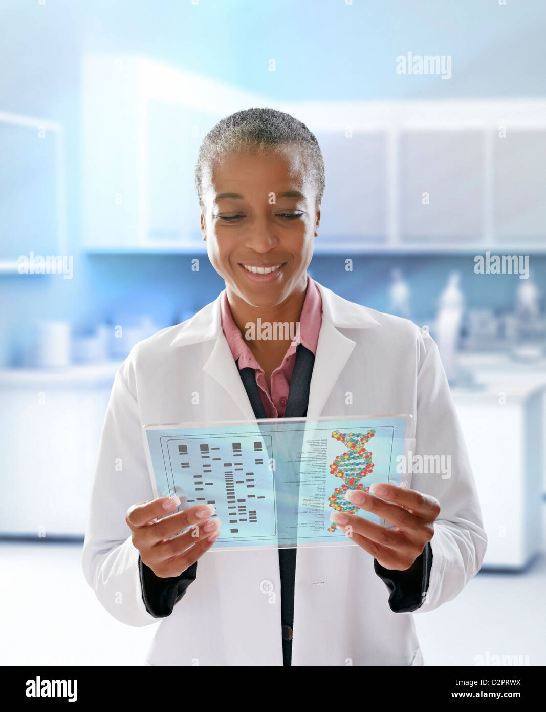 Schwarzen Doktor mit digital-Tablette in Arztpraxis Stockfoto