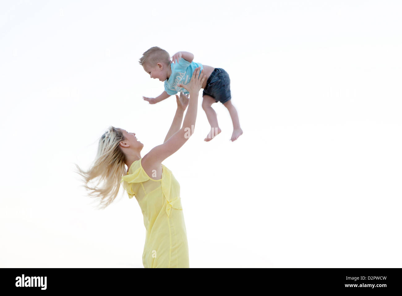Mutter Sohn halten sich in der Luft Stockfotografie Alamy