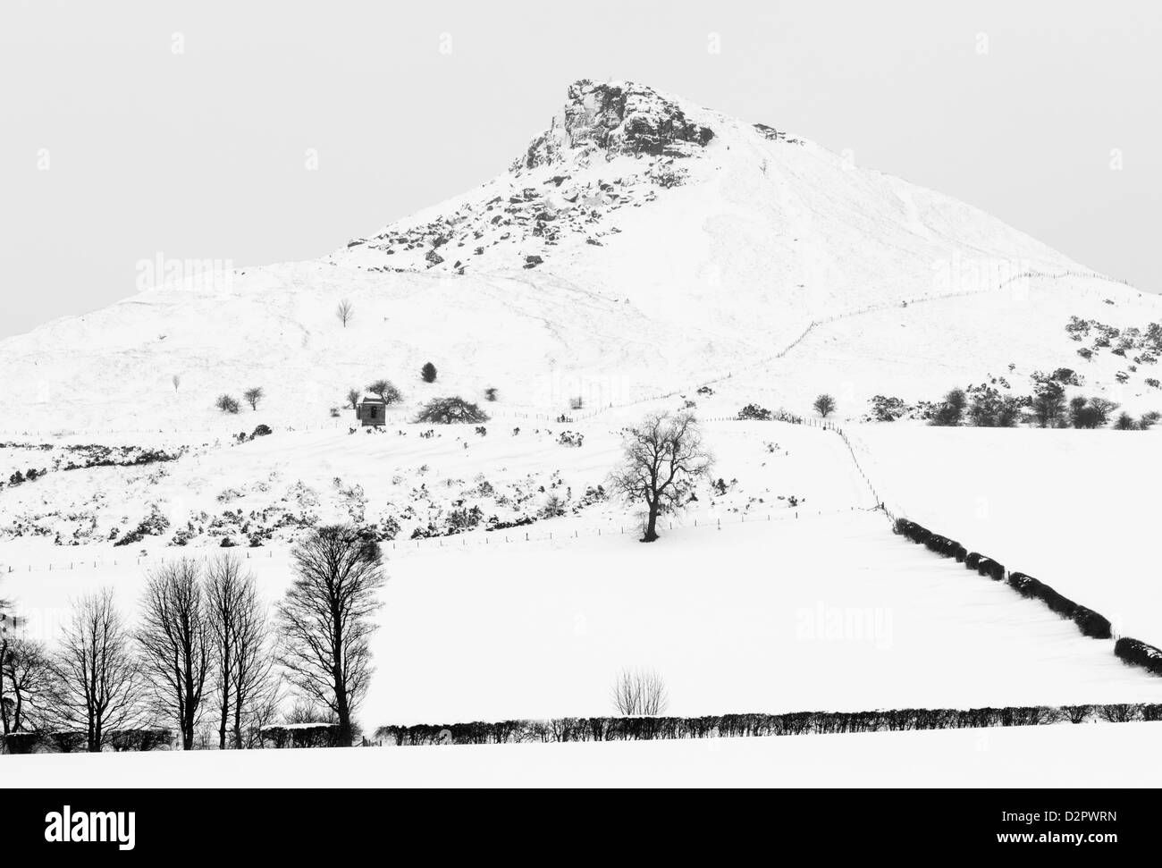 Roseberry Topping im Winter mit Schnee bedeckt. North Yorkshire, England, Großbritannien Stockfoto