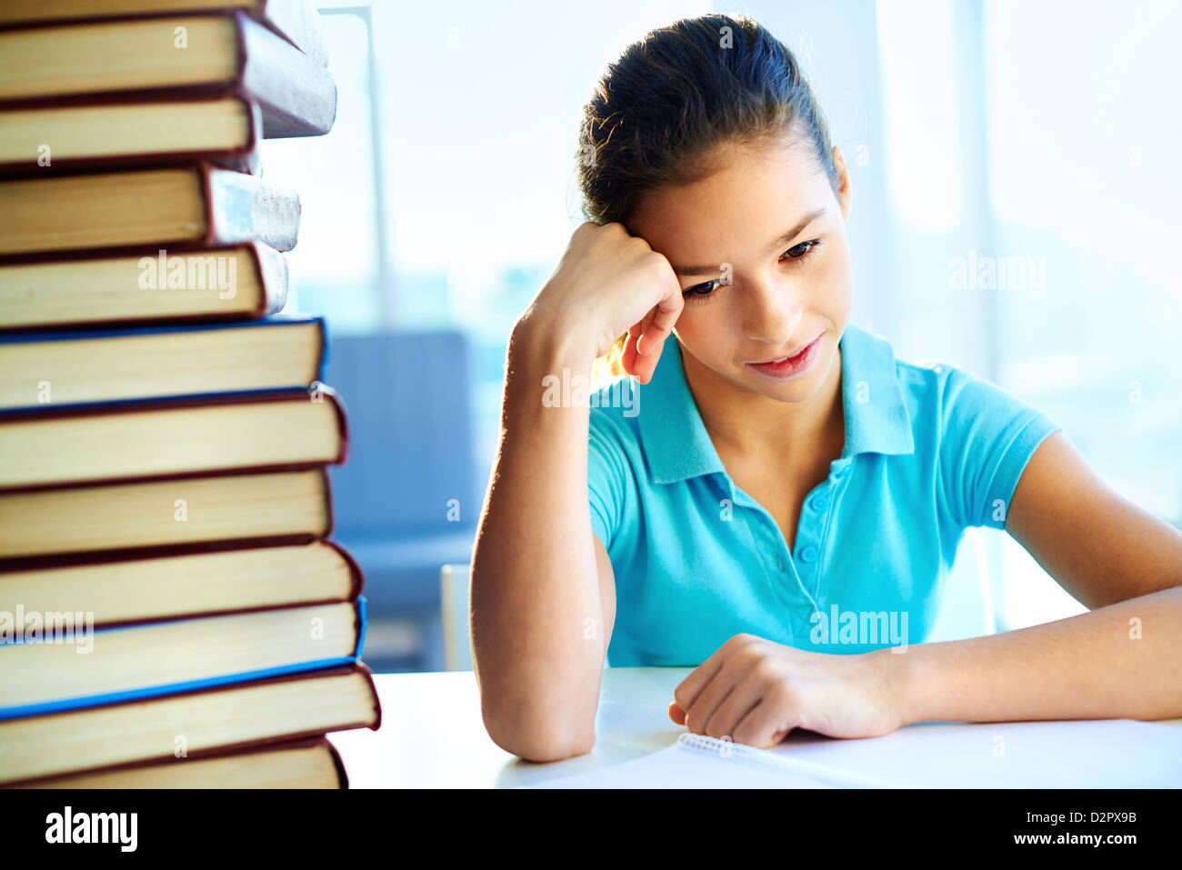 Schüler frustriert mit der Menge an Bücher zu lesen Stockfoto