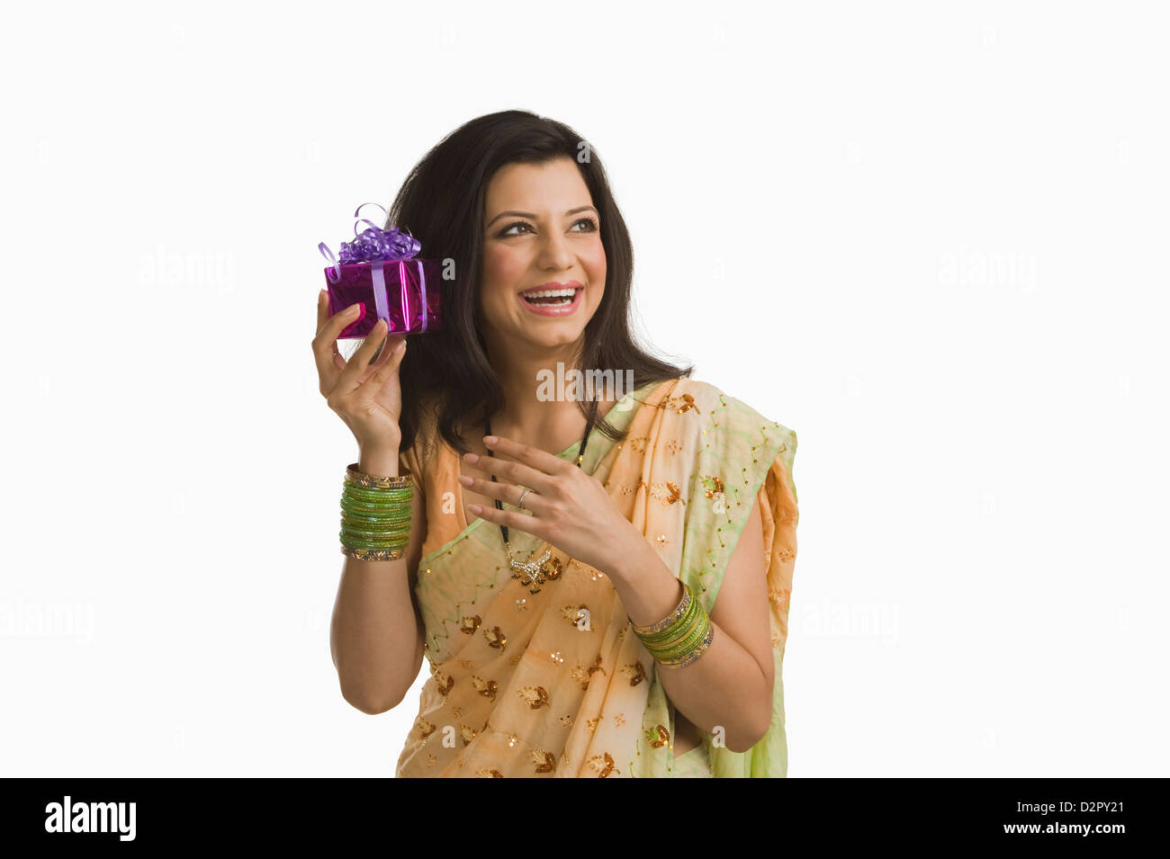 Frau hält Diwali Geschenk lächelnd Stockfoto