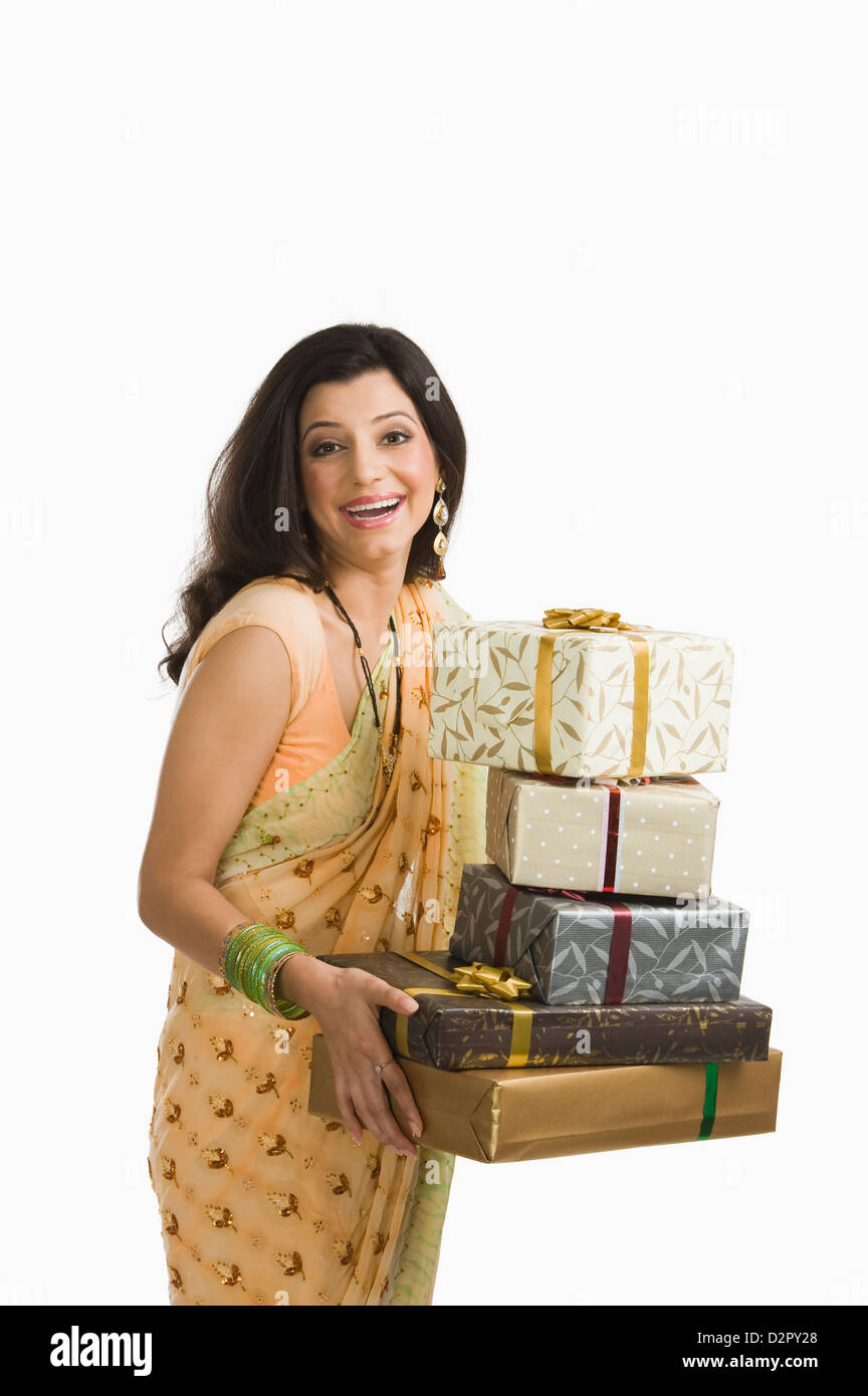 Frau hält Diwali Geschenke lächelnd Stockfoto