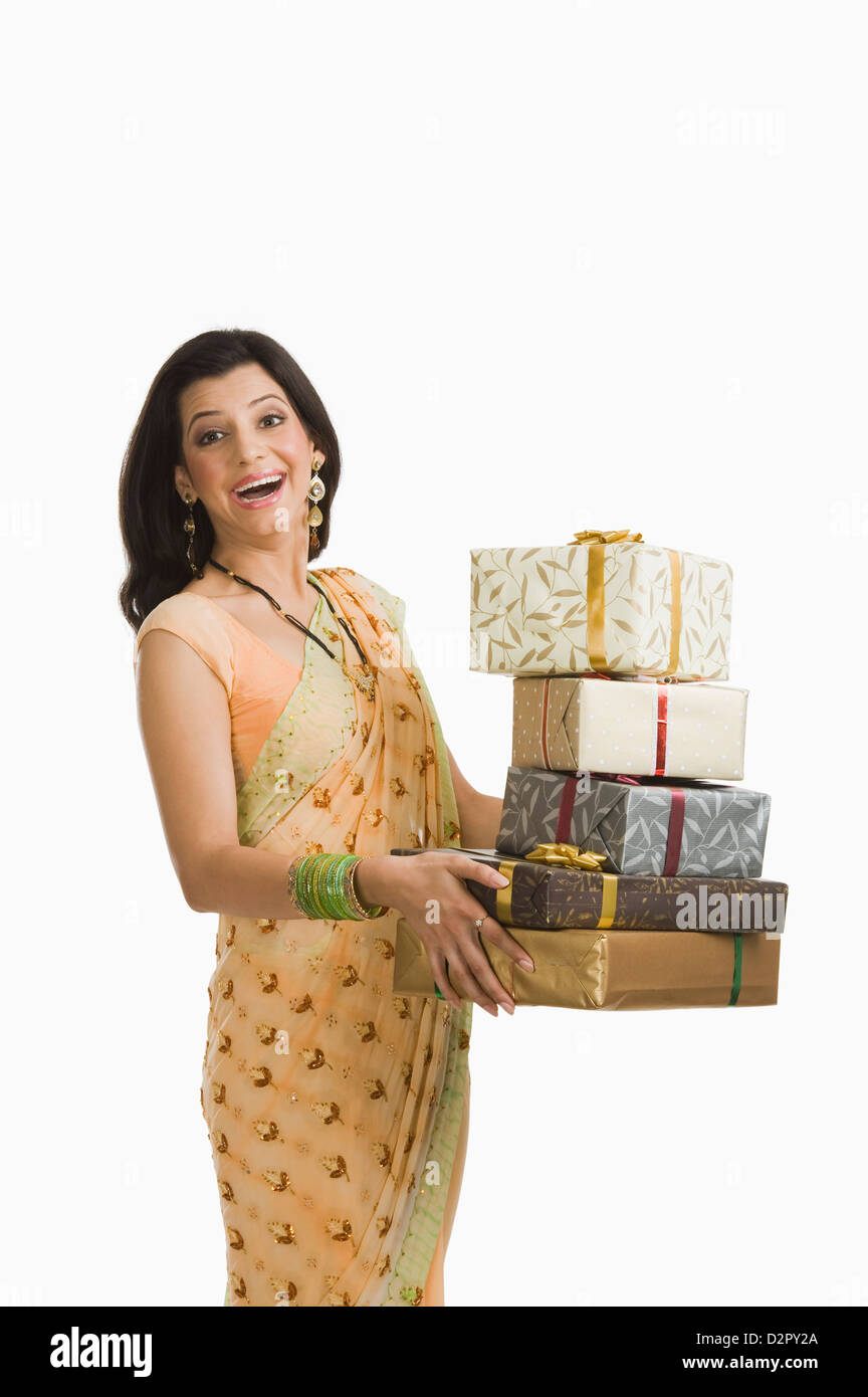 Überrascht Frau mit Geschenken an Diwali-fest Stockfoto