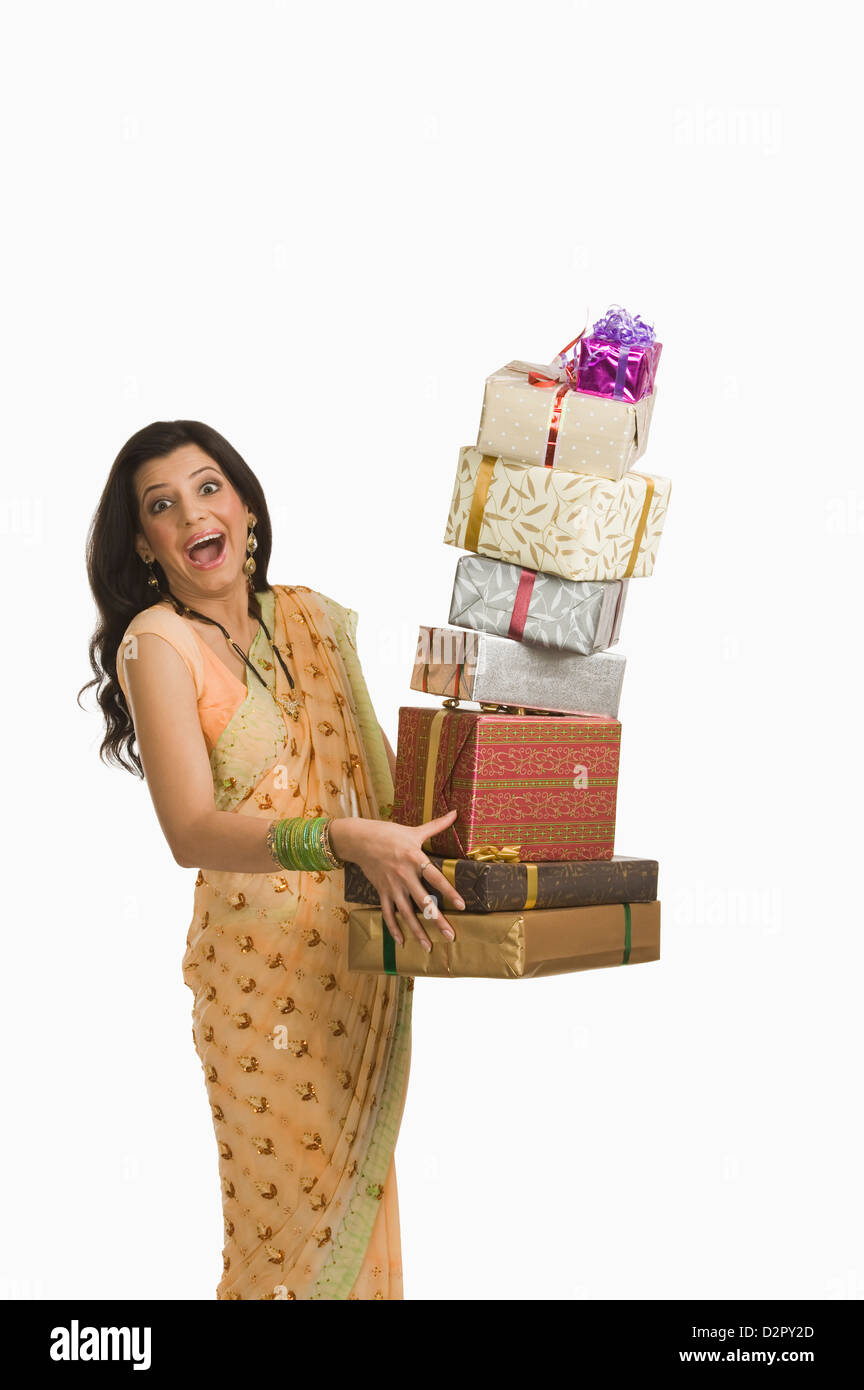 Überrascht Frau mit Geschenken an Diwali-fest Stockfoto