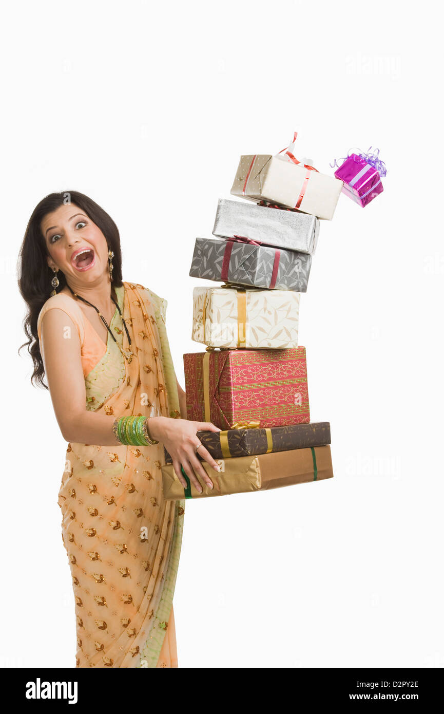 Überrascht Frau mit Geschenken an Diwali-fest Stockfoto