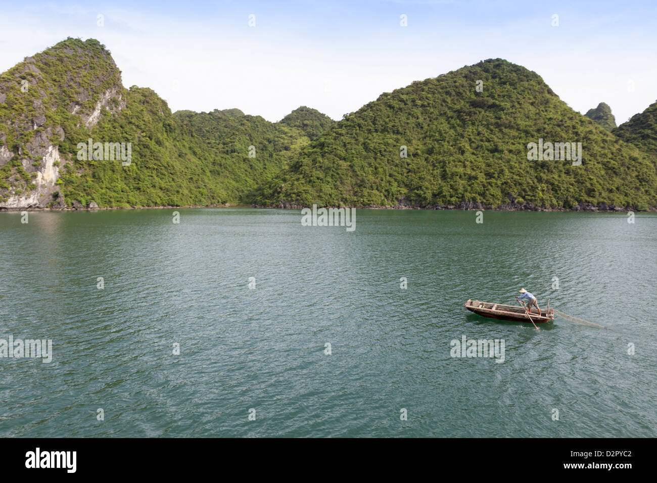 Ein Mann in einem Fischerboot, Ha Long Bay, UNESCO-Weltkulturerbe, Vietnam, Indochina, Südostasien, Asien Stockfoto