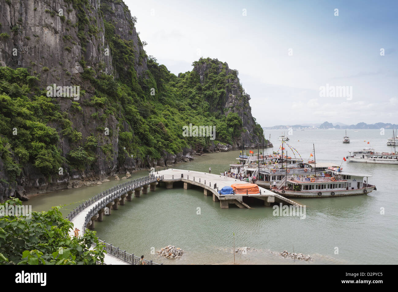 Eine Boot-docking-Station in einem der vielen Inseln in Ha Long Bucht, Vietnam, Indochina Stockfoto