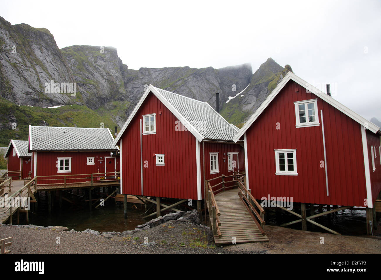 Sommerhütten auf Reine, Lofoten Inseln, Norwegen, Europa Stockfoto