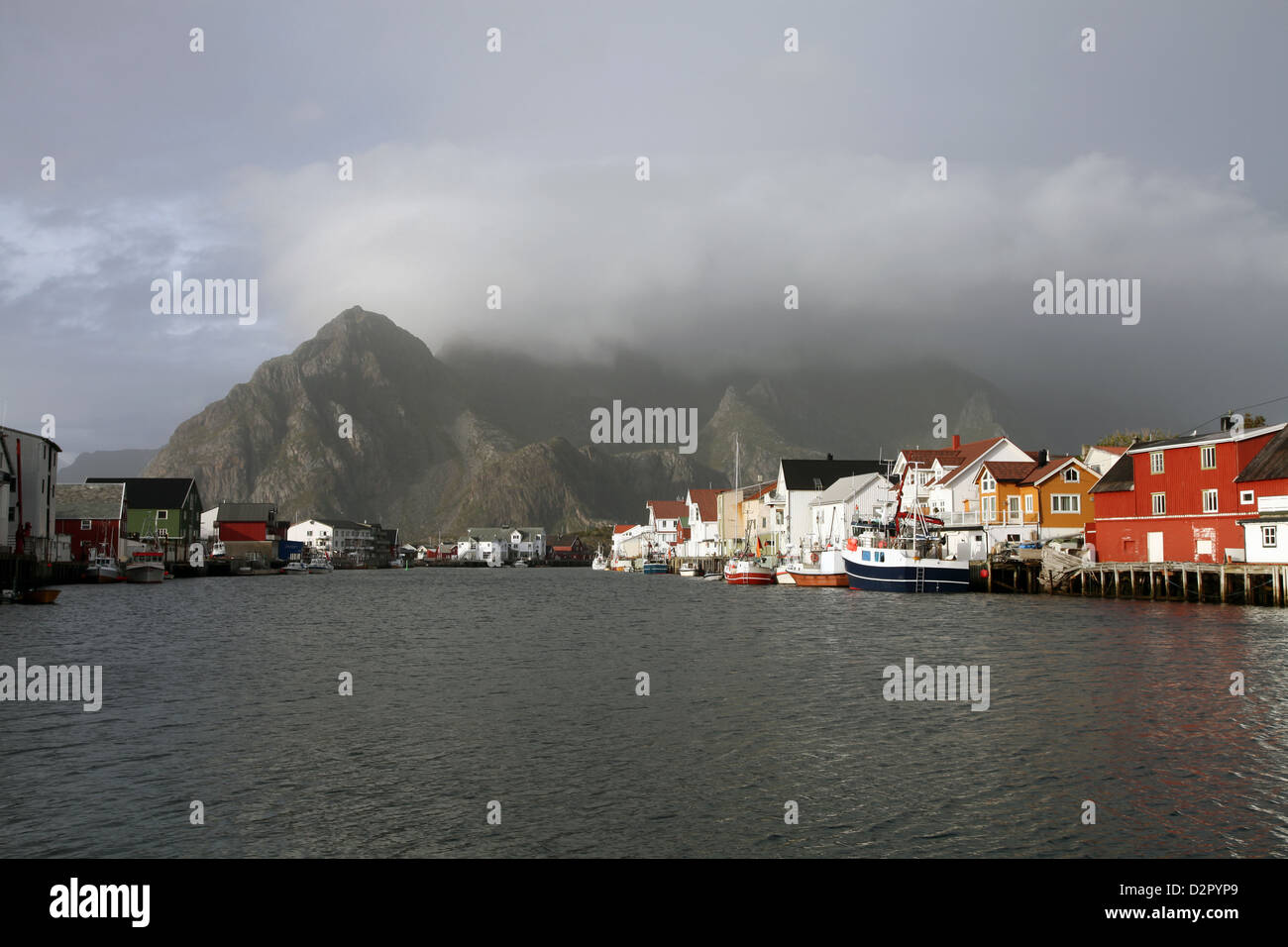 Henningsvær und Berge nach dem Regen, Lofoten Inseln, Norwegen, Europa Stockfoto