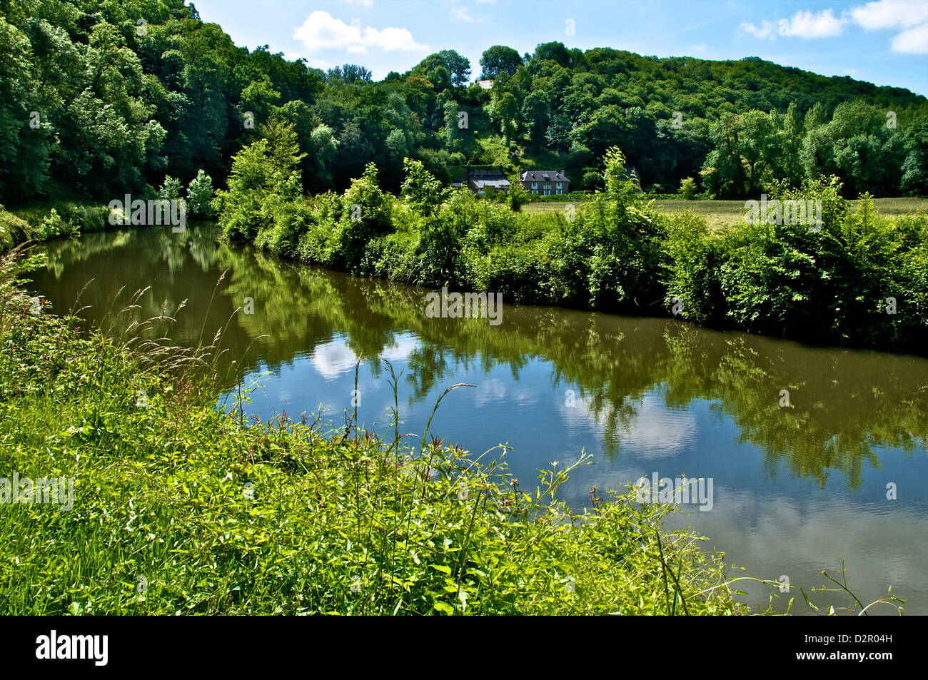 Rance Flussufer und Reflexionen, Dinan, Bretagne, Frankreich, Europa Stockfoto