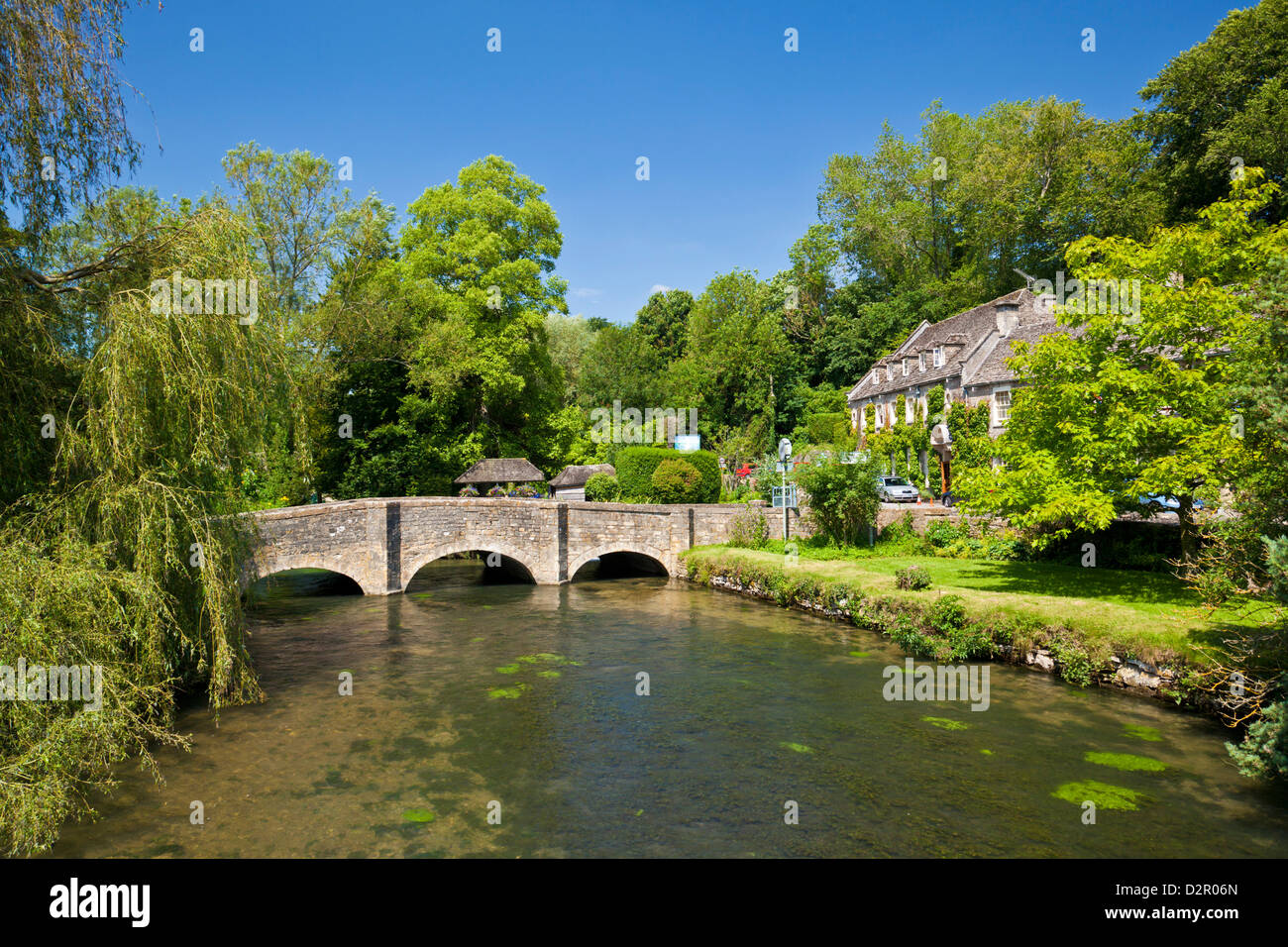 Brücke über den Fluss Coln, Bibury, Cotswolds, Gloucestershire, England, Vereinigtes Königreich, Europa Stockfoto