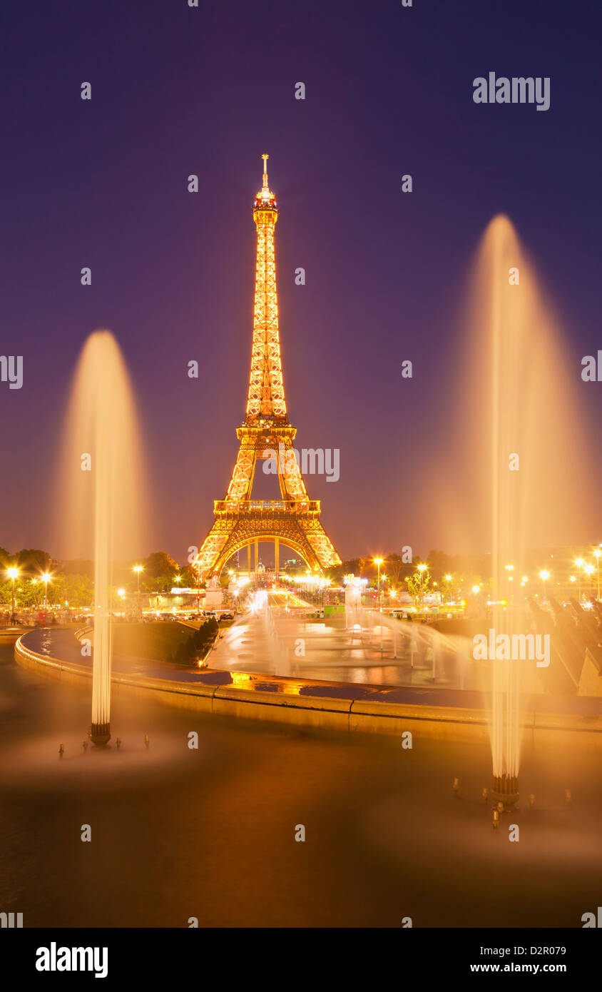 Eiffelturm und Trocadero Brunnen bei Nacht, Paris, Frankreich, Europa Stockfoto
