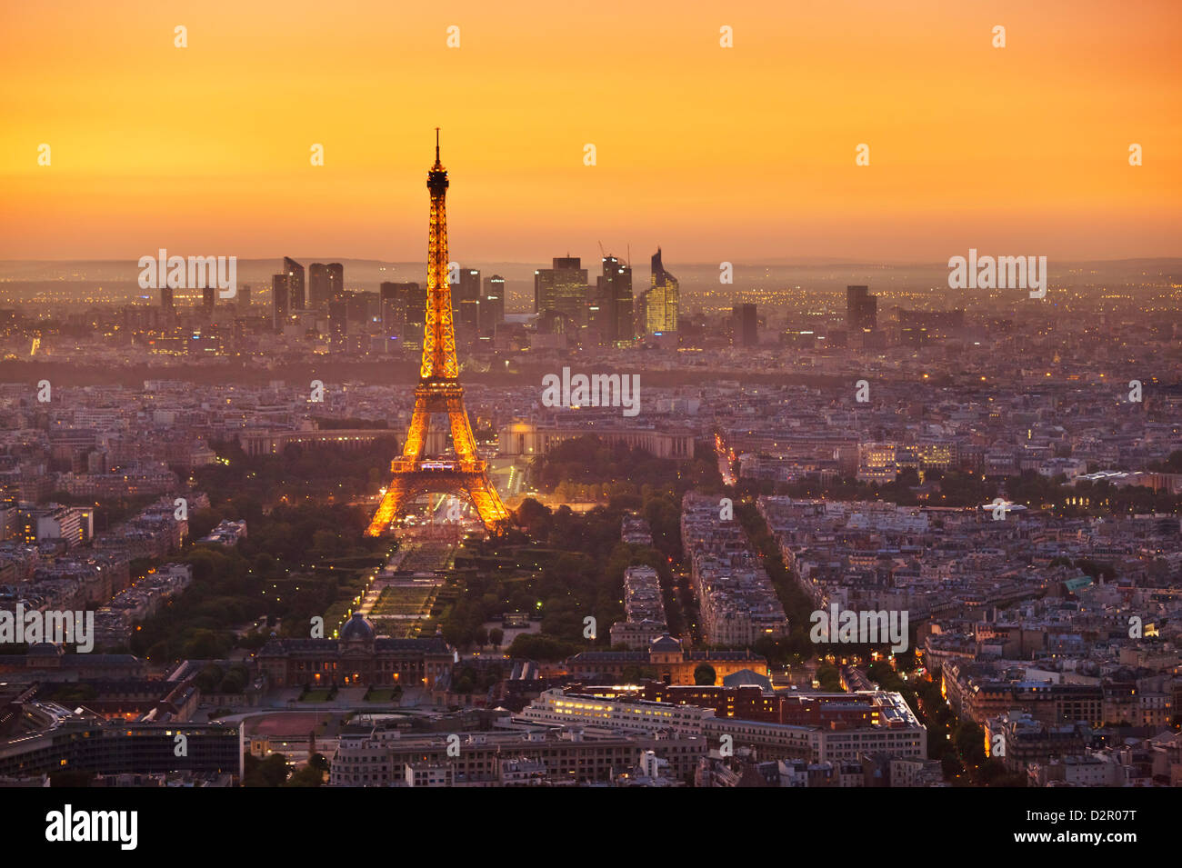 Paris-Skyline bei Sonnenuntergang mit dem Eiffel Turm und La Defense, Paris, Frankreich, Europa Stockfoto
