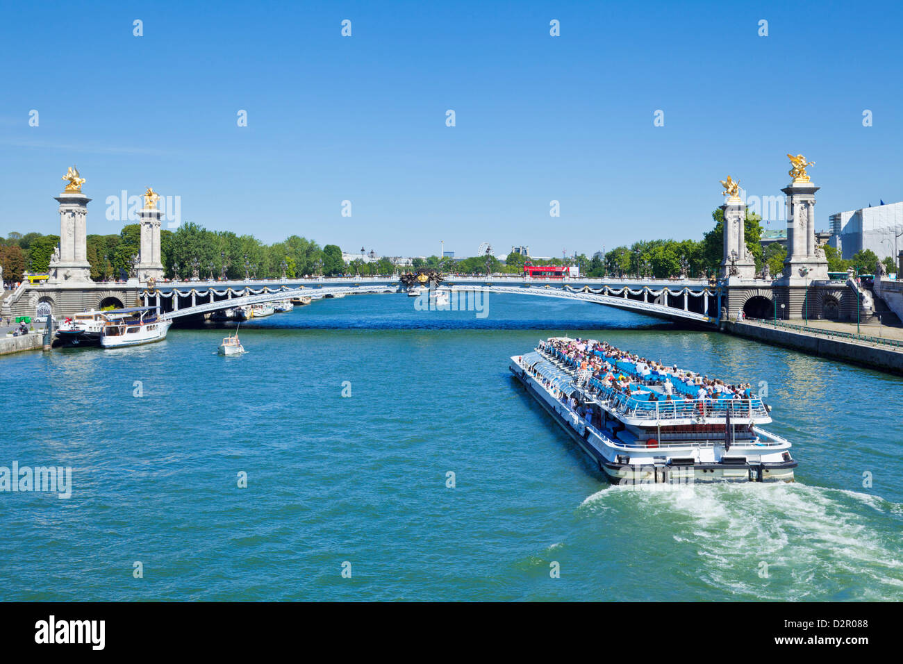 Seine Kreuzfahrt Flussschiff, Bateaux Mouches und Brücke Pont Alexandre III, Paris, Frankreich, Europa Stockfoto