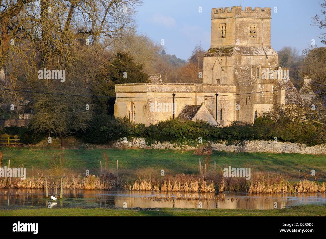 Ende des Wintersonne auf St. James Norman Church und Fluss Coln, Coln St. Dennis, Gloucestershire Stockfoto