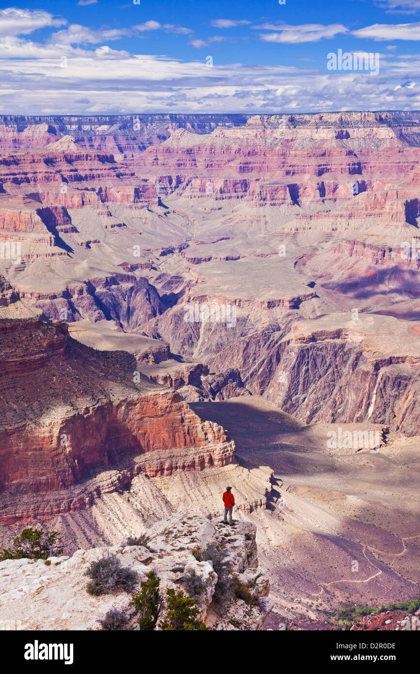 Einsame Wanderer in der Nähe von Yavapai Point Overlook, South Rim, Grand Canyon National Park, Arizona, USA Stockfoto