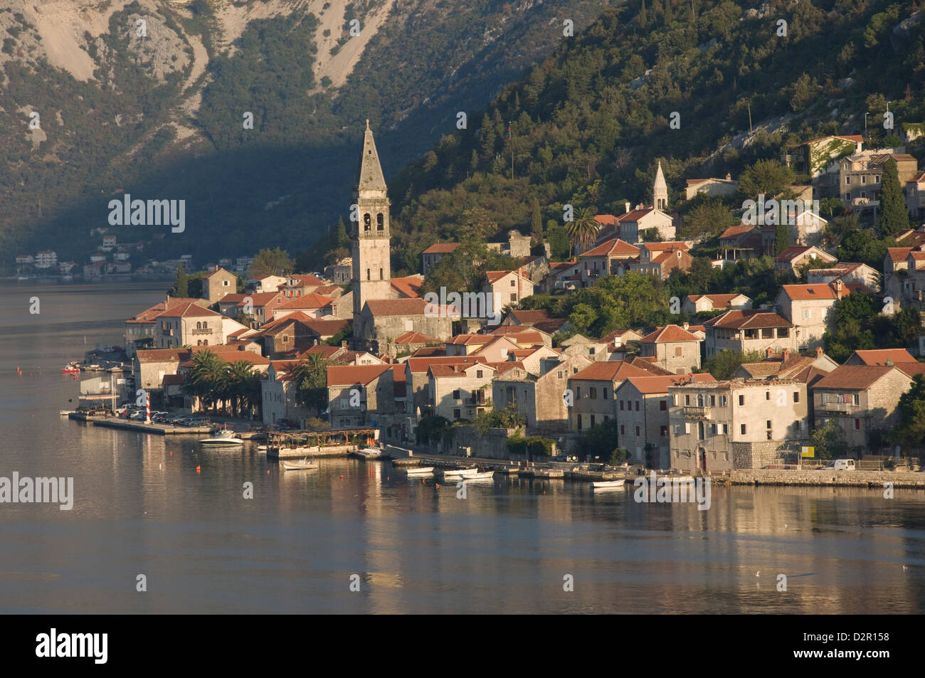 Eine kleine Stadt auf dem Fjord nähert sich Kotor, Montenegro, Europa Stockfoto