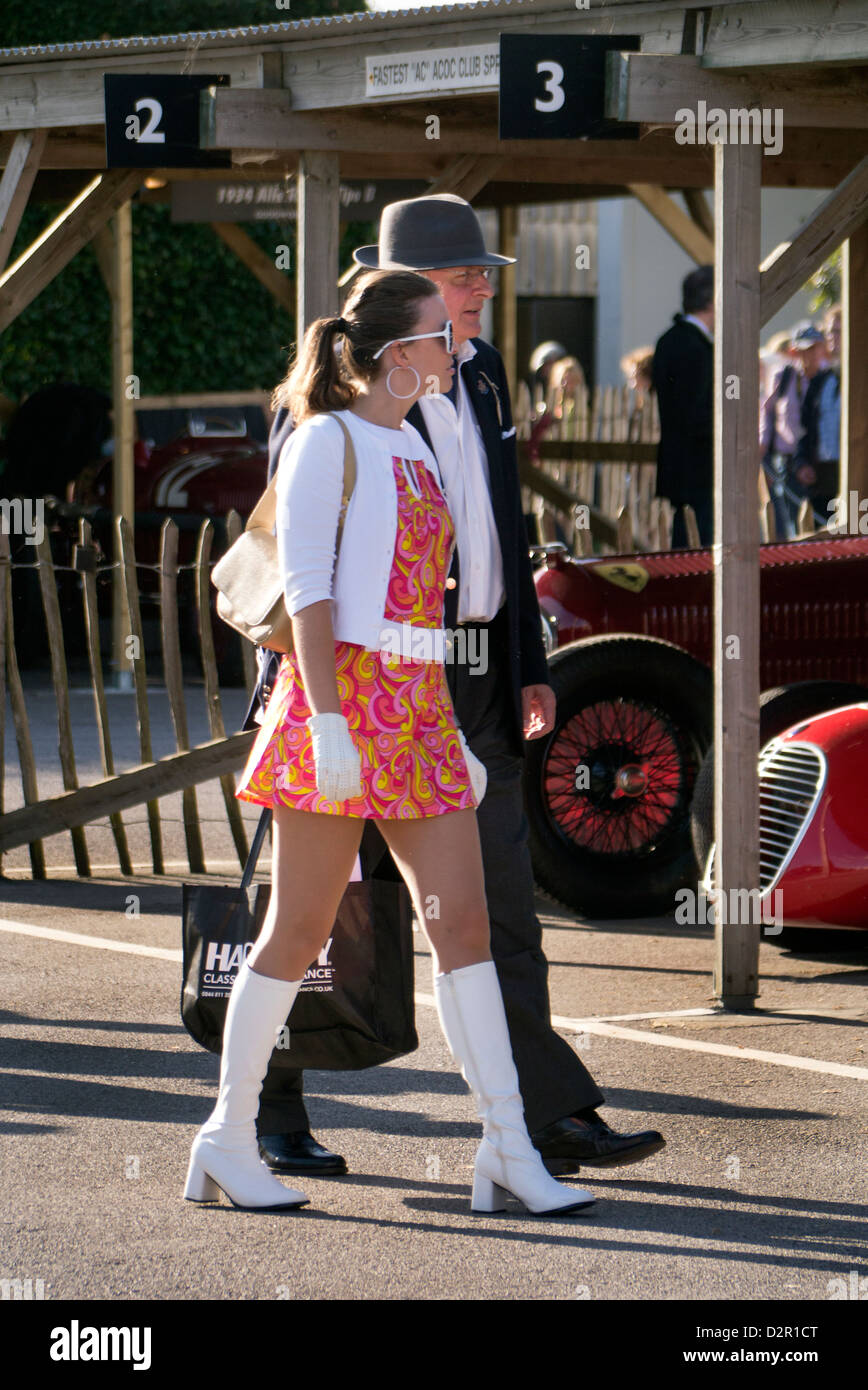 60er Jahre Retro-Mode in Goodwood Revival Meeting Paddock Stockfoto