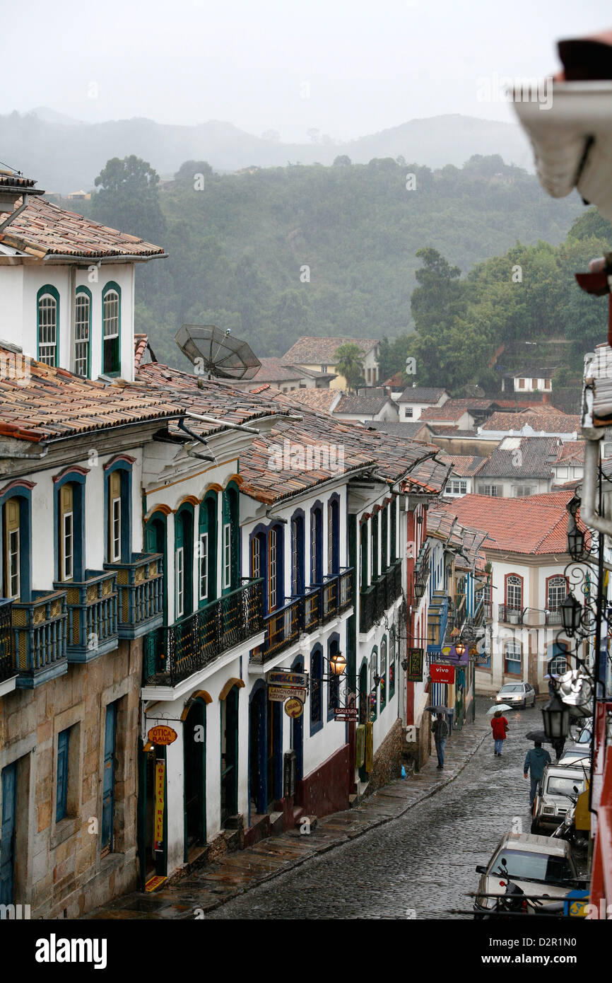 Straßenszene in Ouro Preto, UNESCO-Weltkulturerbe, Minas Gerais, Brasilien, Südamerika Stockfoto