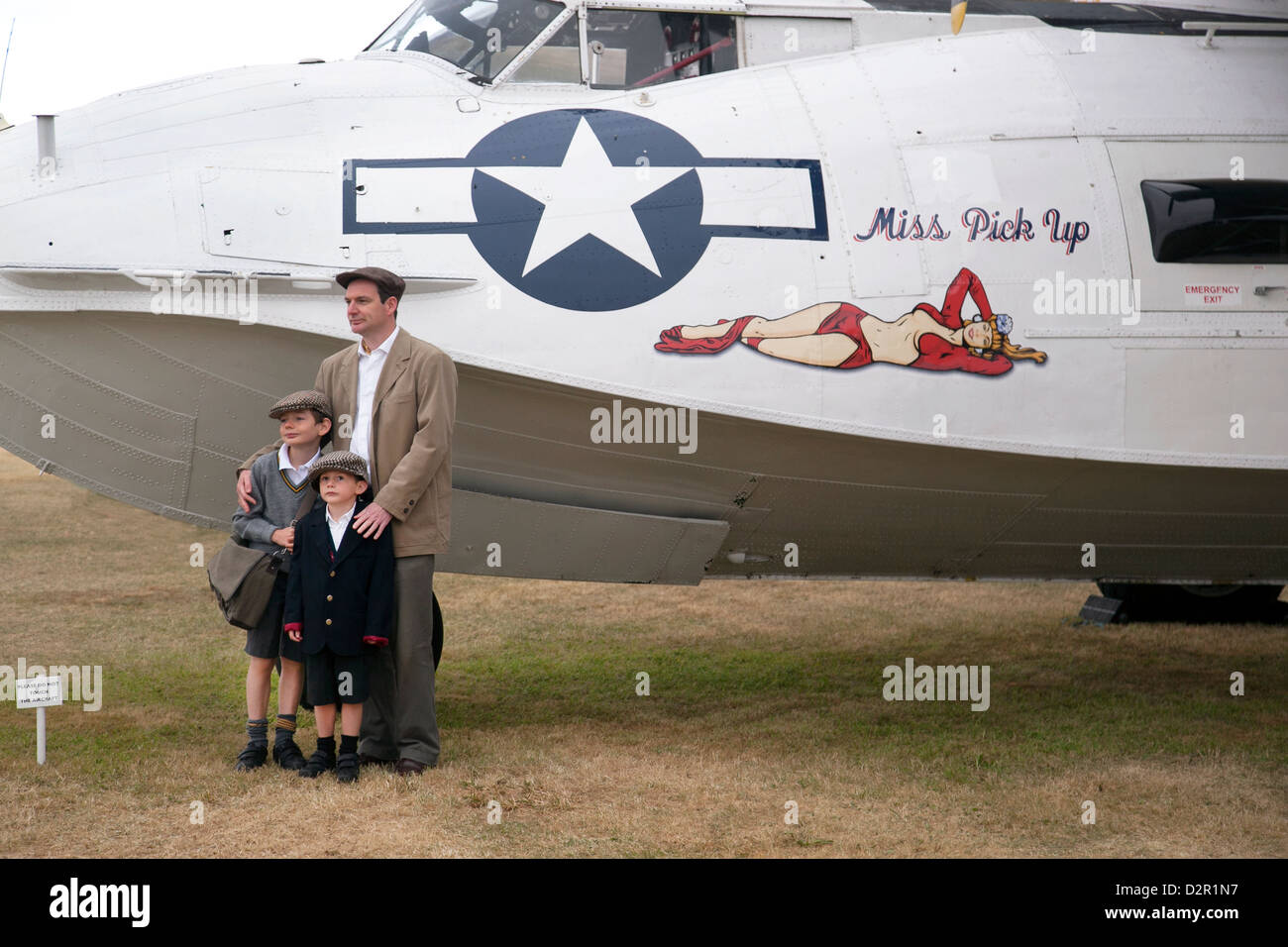 Vater mit Sohn bei der Oldtimer-Flugzeuge-Anzeige am Goodwood Revival meeting Stockfoto