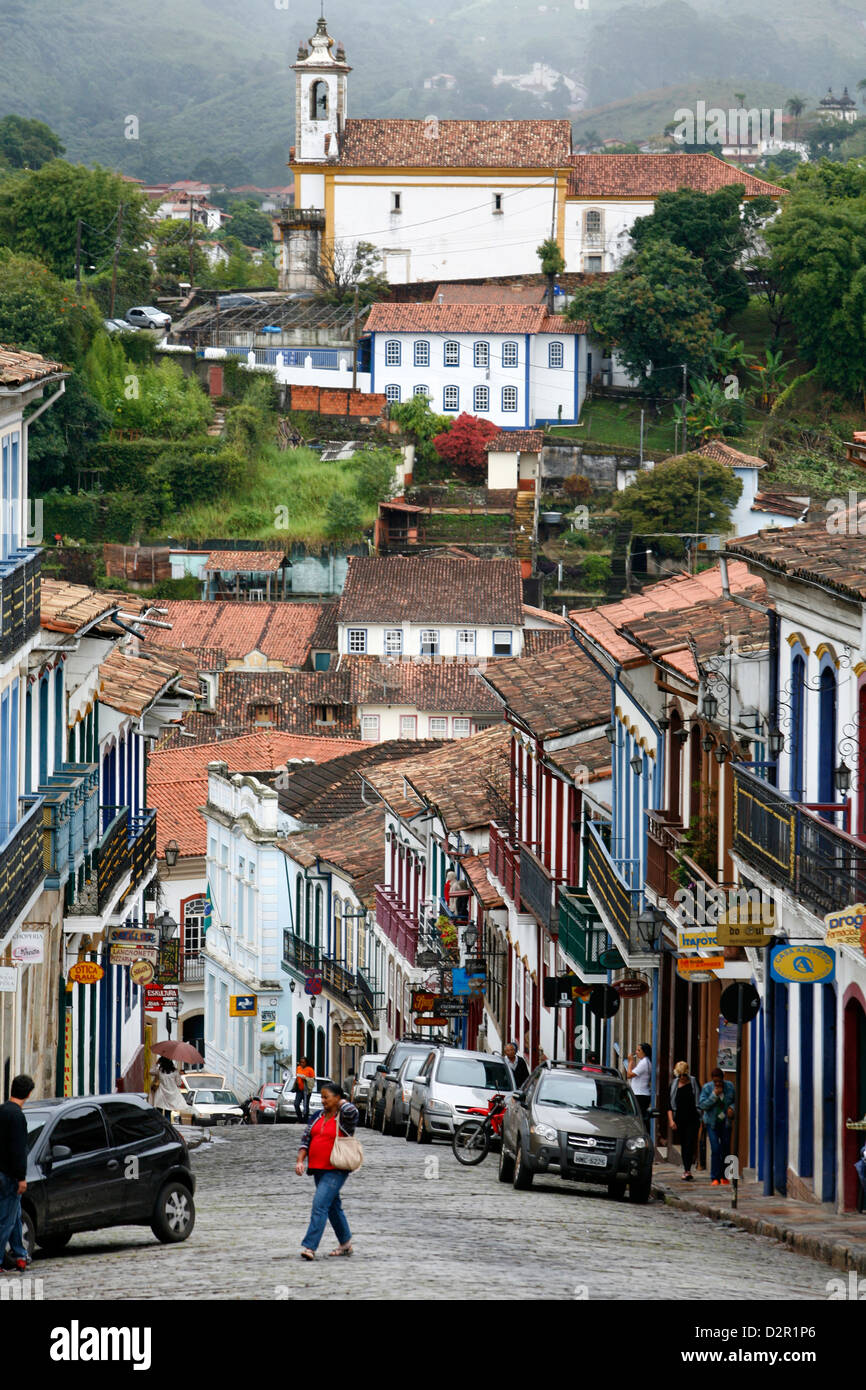 Straßenszene mit Kolonialbauten in Ouro Preto, UNESCO-Weltkulturerbe, Minas Gerais, Brasilien, Südamerika Stockfoto