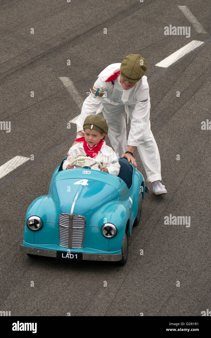 Austin J Auto motor Kinderskirennen am Goodwood Revival meeting Stockfoto