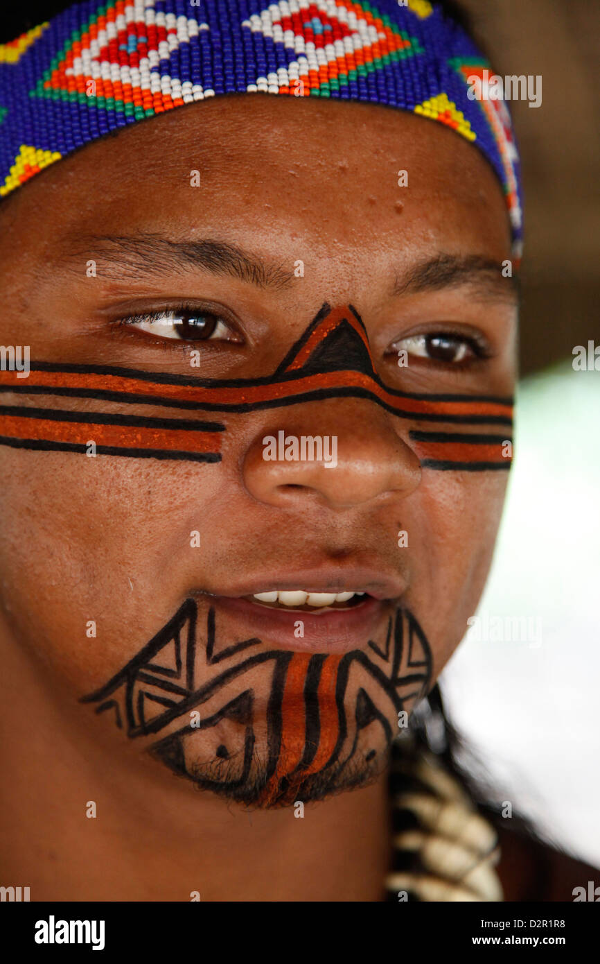 Porträt einer Pataxo indischen Mann an die Reserva Indigena da Jaqueira in der Nähe von Porto Seguro, Bahia, Brasilien, Südamerika Stockfoto