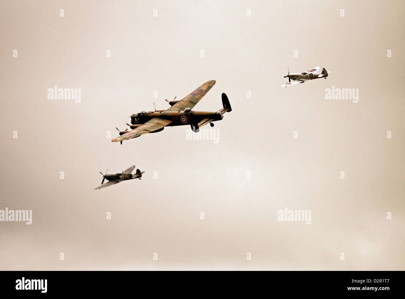 Battle of Britain Flug Lancaster Bomber und zwei Spitfires beim Goodwood Revival 2012 Stockfoto
