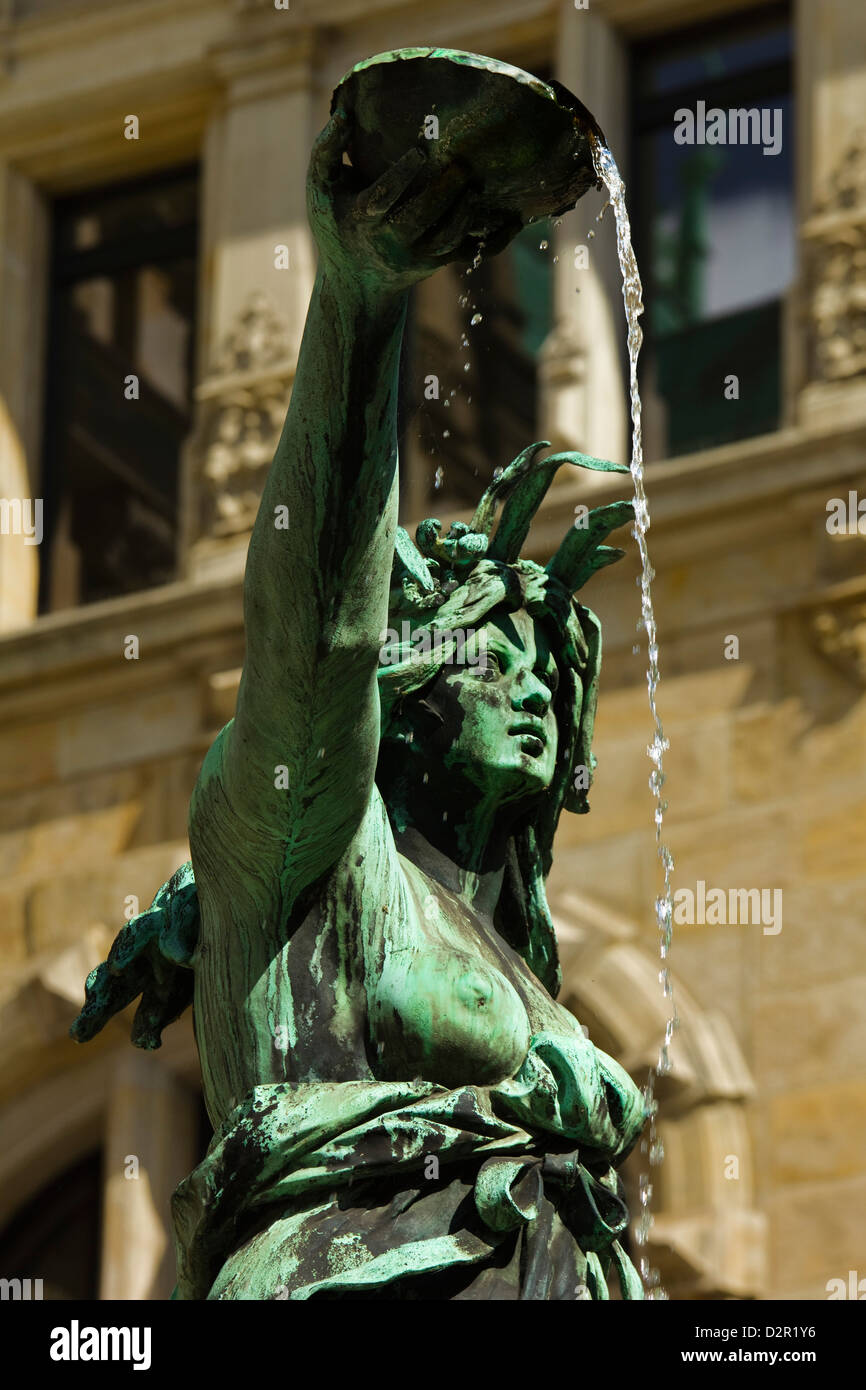 Neo-Renaissance-Statue in einen Brunnen an das Hamburger Rathaus (City Hall), eröffnet 1886, Hamburg, Deutschland, Europa Stockfoto