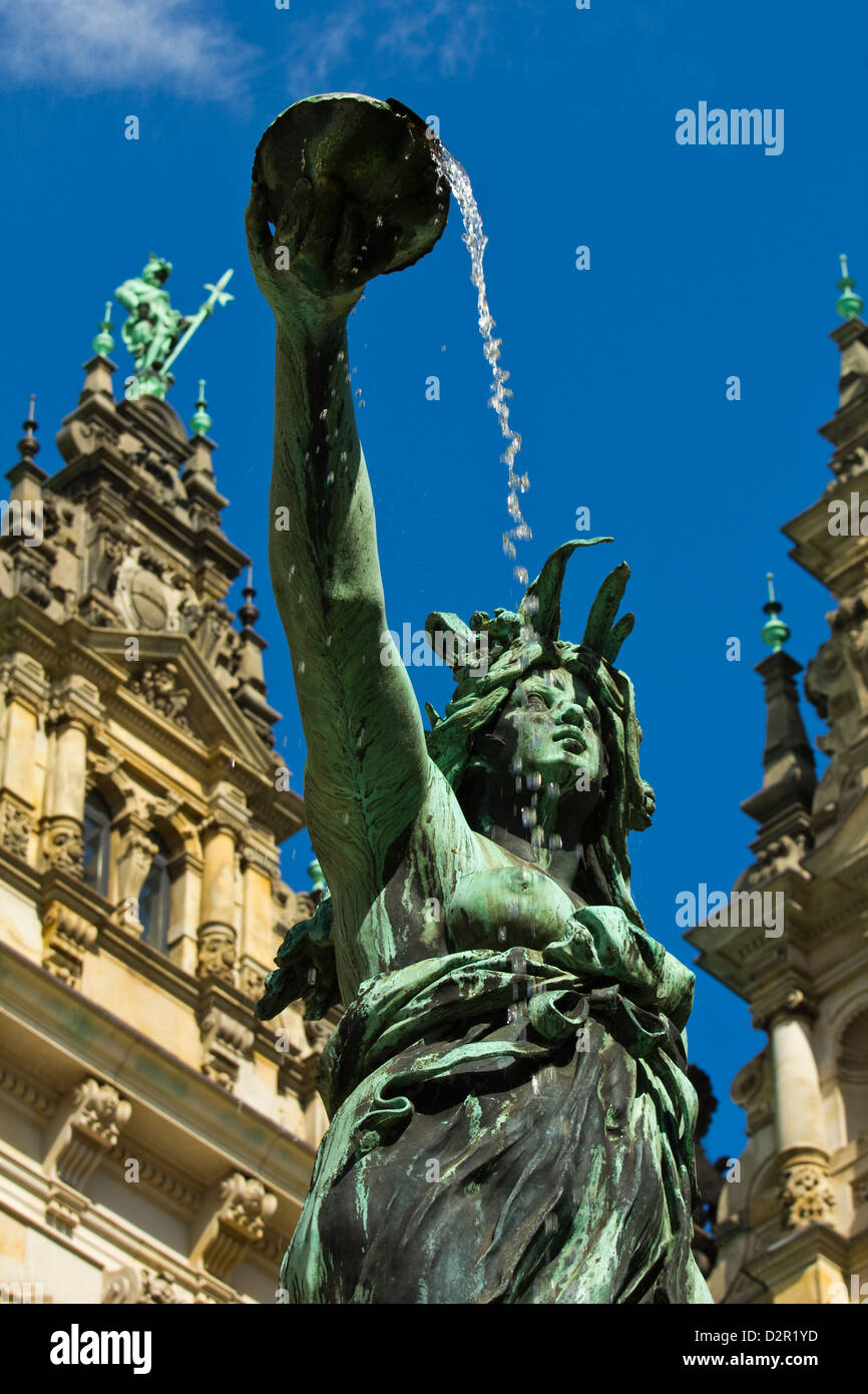 Neo-Renaissance-Statue in einen Brunnen an das Hamburger Rathaus (City Hall), eröffnet 1886, Hamburg, Deutschland, Europa Stockfoto