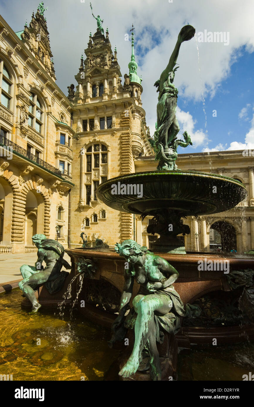 Neo-Renaissance-Statuen und Brunnen am Hamburger Rathaus (City Hall), eröffnet 1886, Hamburg, Deutschland, Europa Stockfoto
