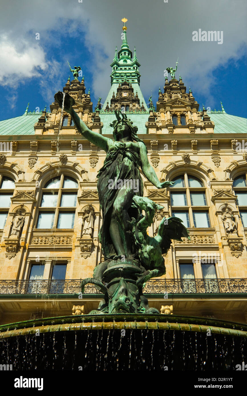 Neo-Renaissance-Statuen und Brunnen am Hamburger Rathaus (City Hall), eröffnet 1886, Hamburg, Deutschland, Europa Stockfoto