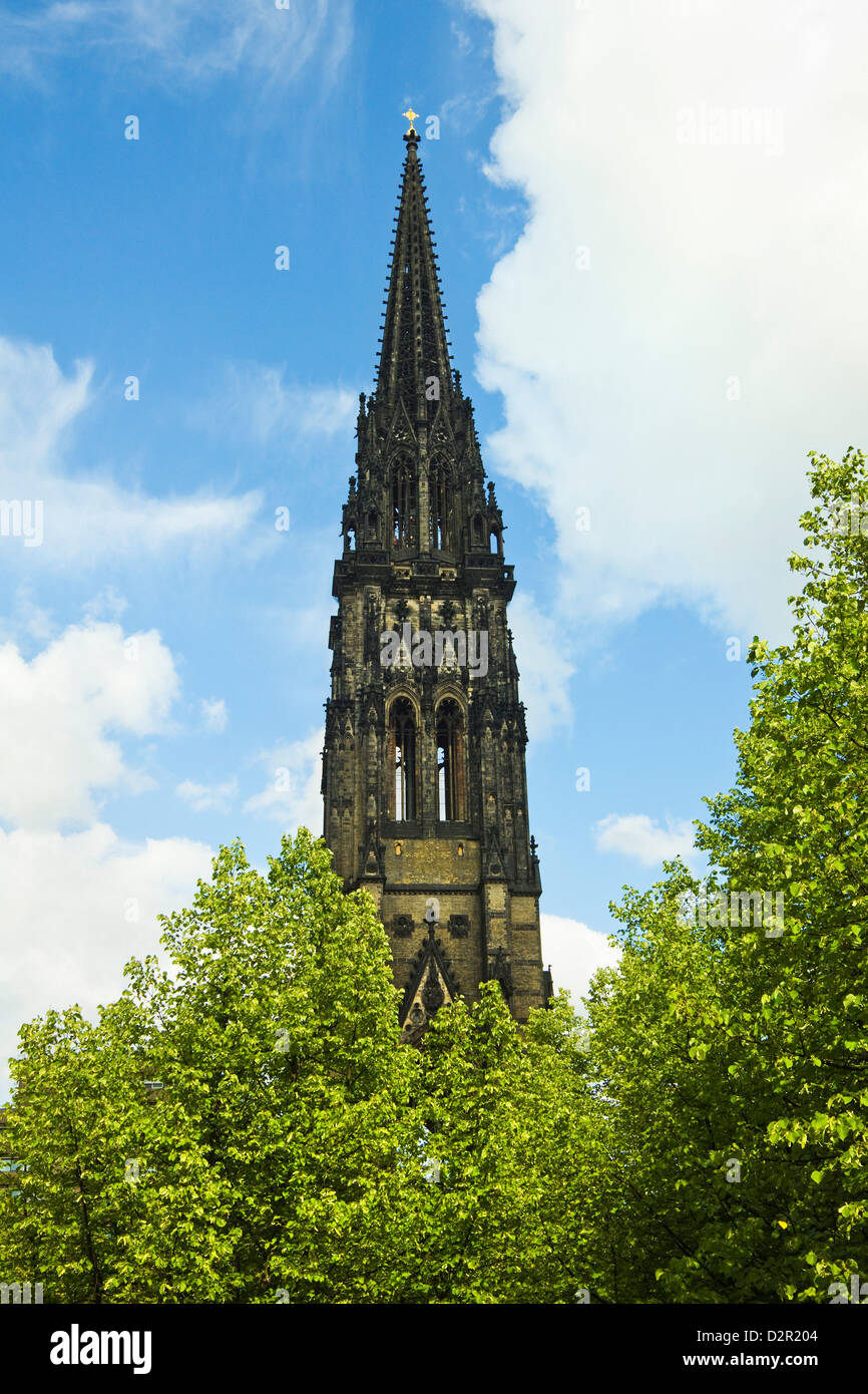 Turm der St.-Nikolaus-Kirche, ein Marker für die WWII-Bomber, die verwüsteten die Stadt, jetzt ein Kriegerdenkmal, Hamburg, Deutschland Stockfoto