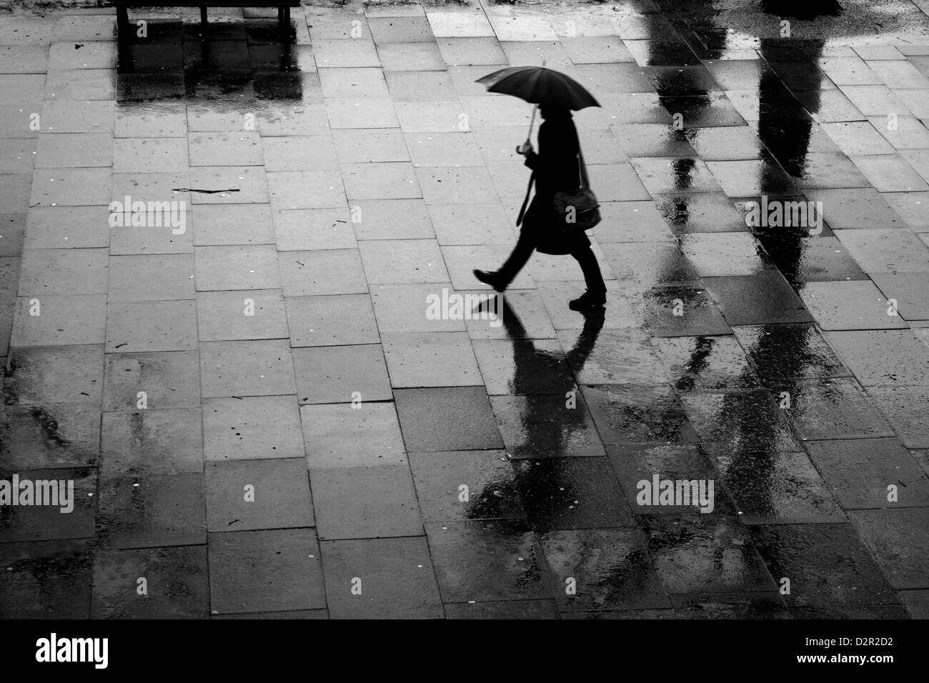 Fuß entlang einer regnerischen Königin Spaziergang, South Bank, London, UK Stockfoto