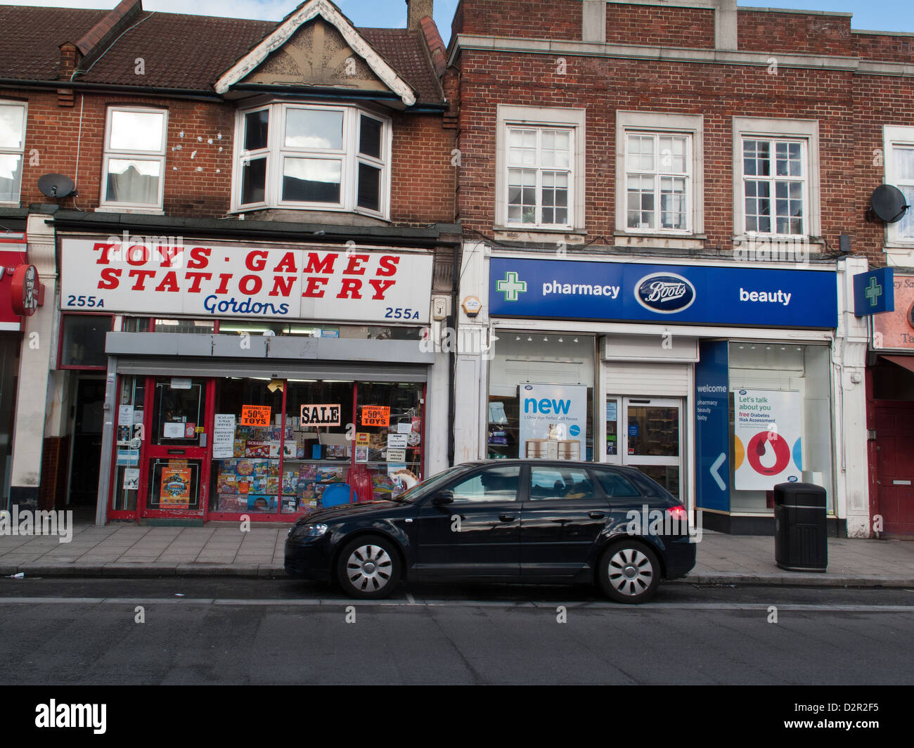 Lokale hohe Stret Geschäfte einschließlich unabhängige Spielzeugladen und Stiefel der Chemiker in Addiscombe Croydon Surrey UK Stockfoto