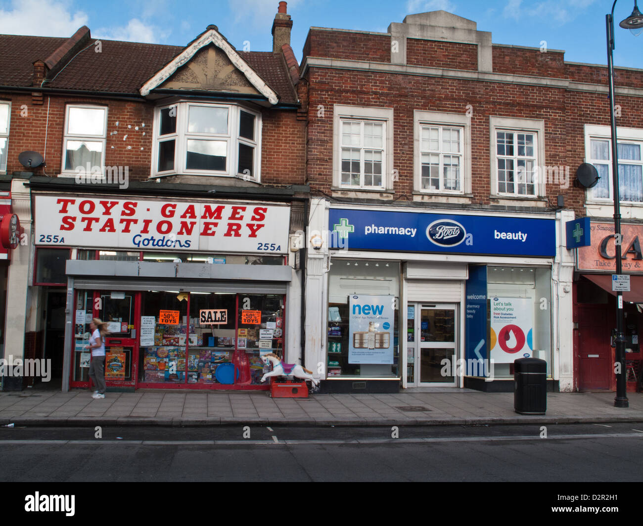 Lokale hohe Stret Geschäfte einschließlich unabhängige Spielzeugladen und Stiefel der Chemiker in Addiscombe Croydon Surrey UK Stockfoto