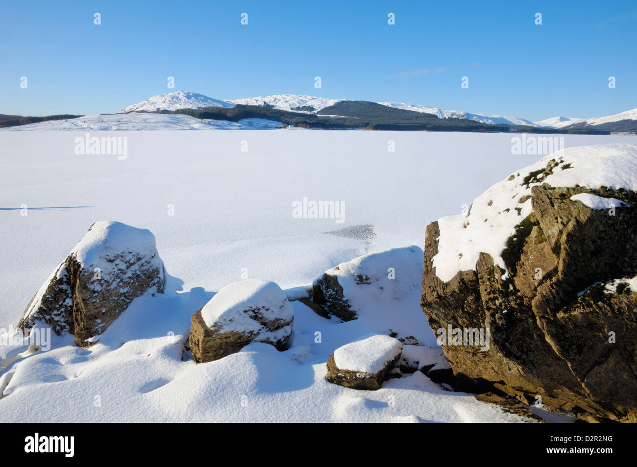 Clatteringshaw Loch, eingefroren und in Winterschnee bedeckt, Dumfries and Galloway, Schottland, Vereinigtes Königreich, Europa Stockfoto