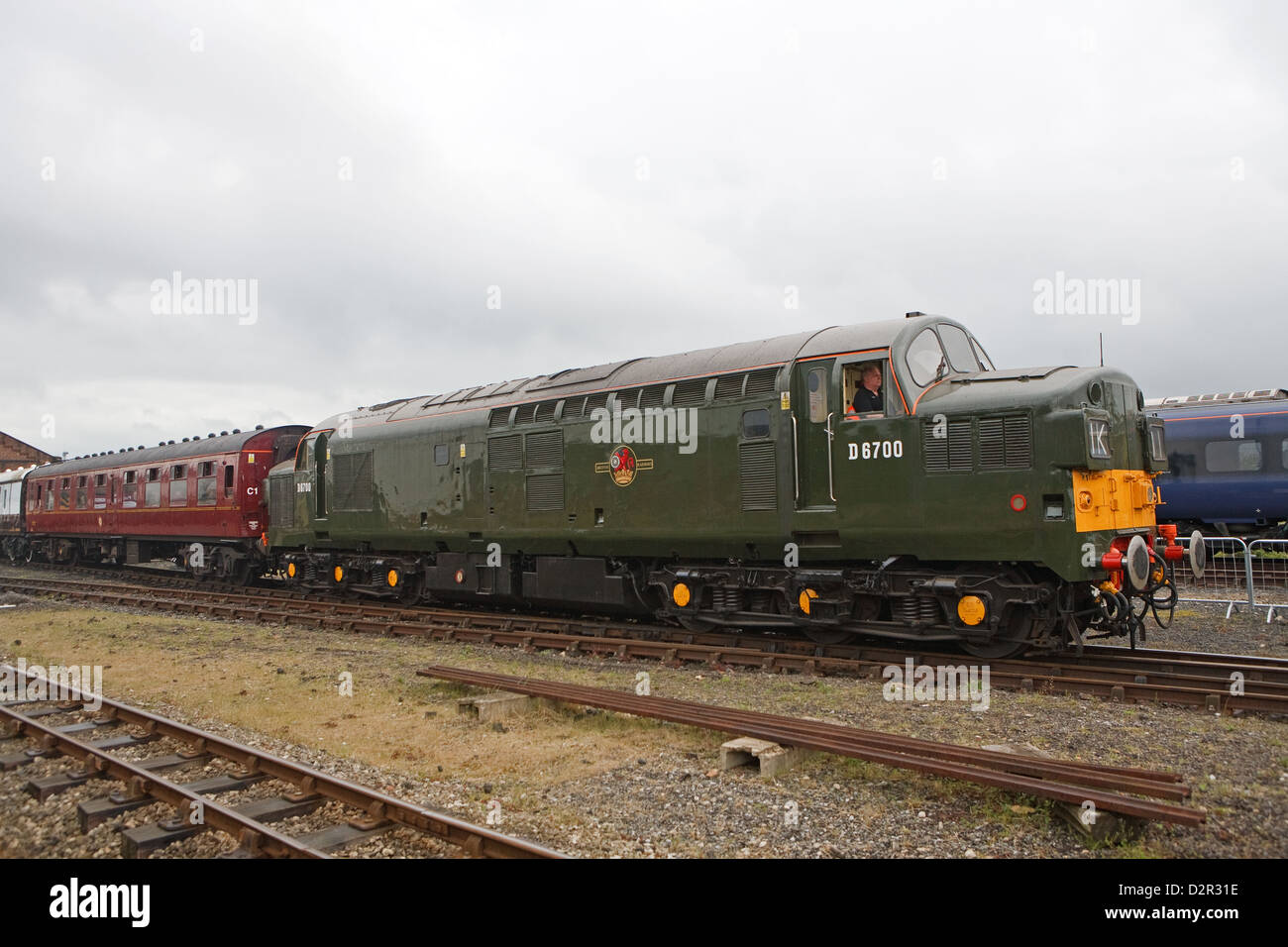 D6700 British rail Class 37 Diesel im Railway Museum York ziehen einen LMS-Trainer Stockfoto