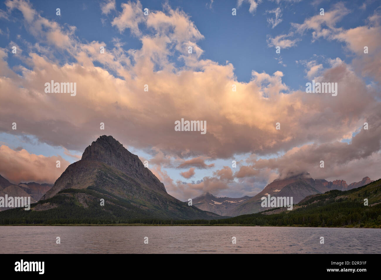 Mount Grinnell und Swiftcurrent Lake bei Dämmerung, Glacier National Park, Montana, Vereinigte Staaten von Amerika, Nordamerika Stockfoto