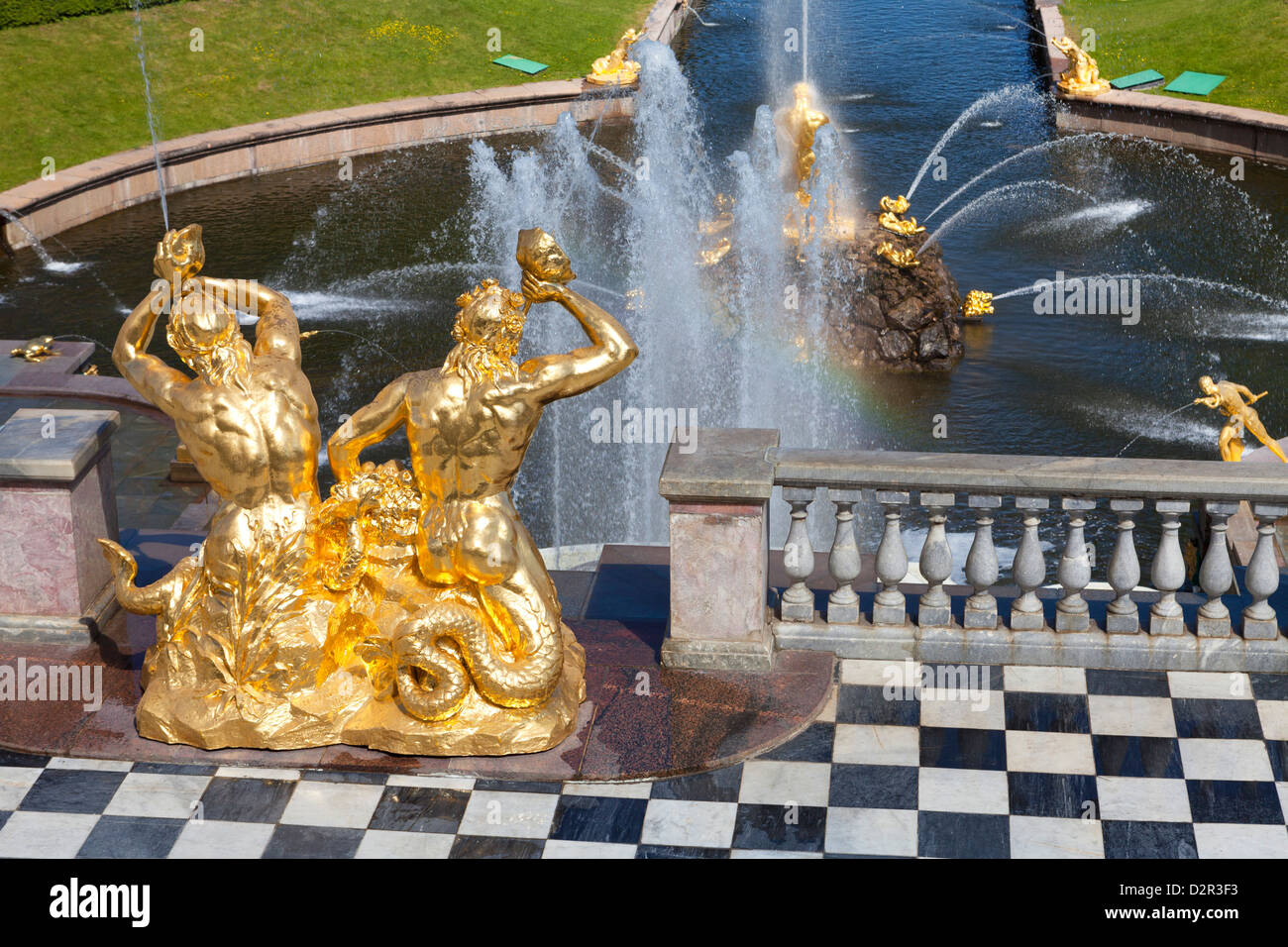 Goldene Statuen und Brunnen der großen Kaskade im Peterhof-Palast, St. Petersburg, Russland, Europa Stockfoto