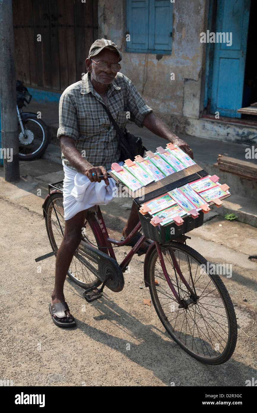 Ein Lotterie-Ticket-Verkäufer auf seinem Fahrrad in Kochi (Cochin), Kerala, Indien, Asien Stockfoto