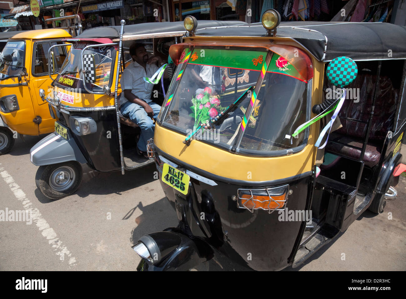 Auto-Rikschas mieten auf der Straße in Munnar, Kerala, Indien, Asien Stockfoto