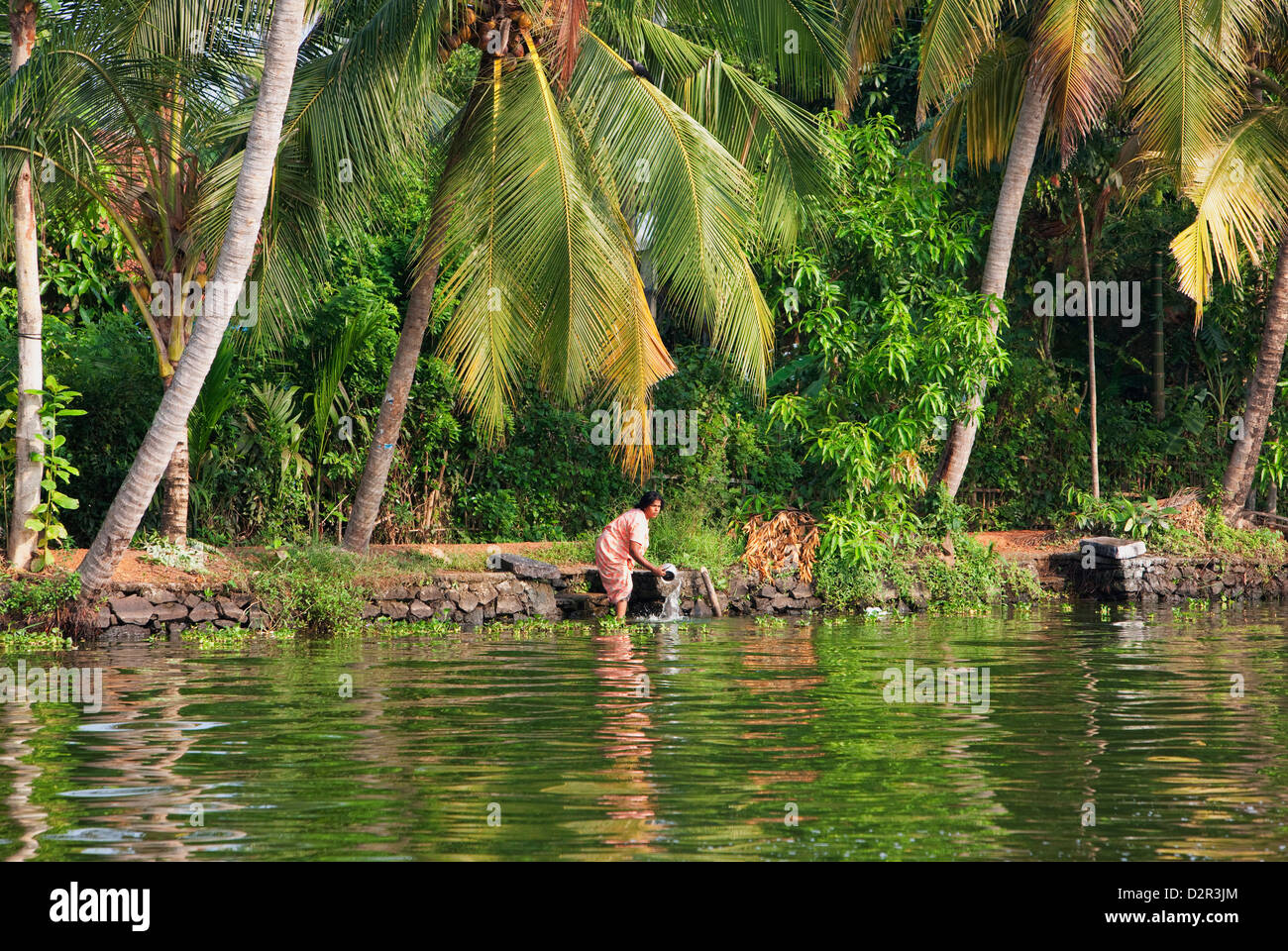 Lady waschen Pfanne im Fluss in den Backwaters, Kerala, Indien, Asien Stockfoto