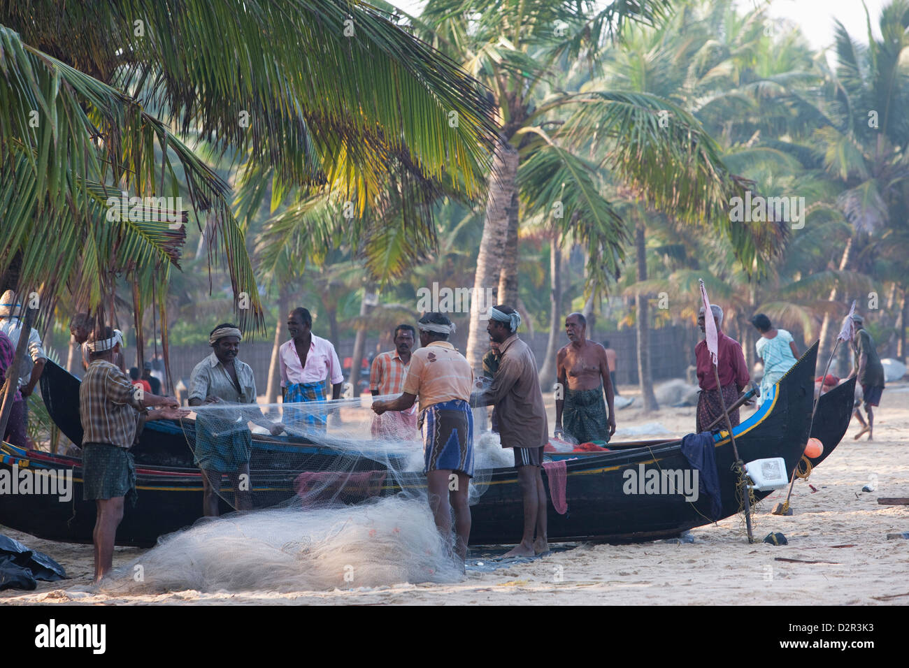 Fischer sortieren ihre Netze im Marari Beach, Kerala, Indien, Asien Stockfoto