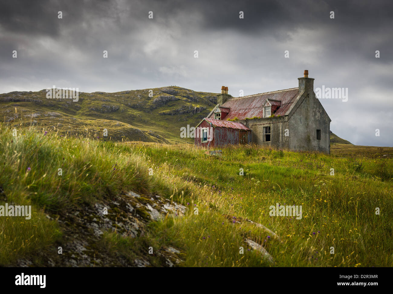Verfallenes Haus auf Eriskay in den äußeren Hebriden, an einem stürmischen Tag Stockfoto