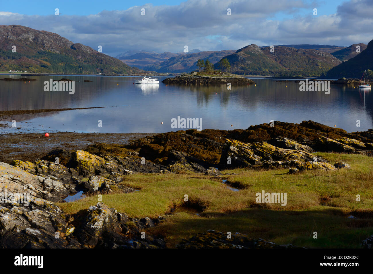 Blick auf Loch Carron aus Plockton Dorf, Highlands, Schottland, Vereinigtes Königreich, Europa Stockfoto