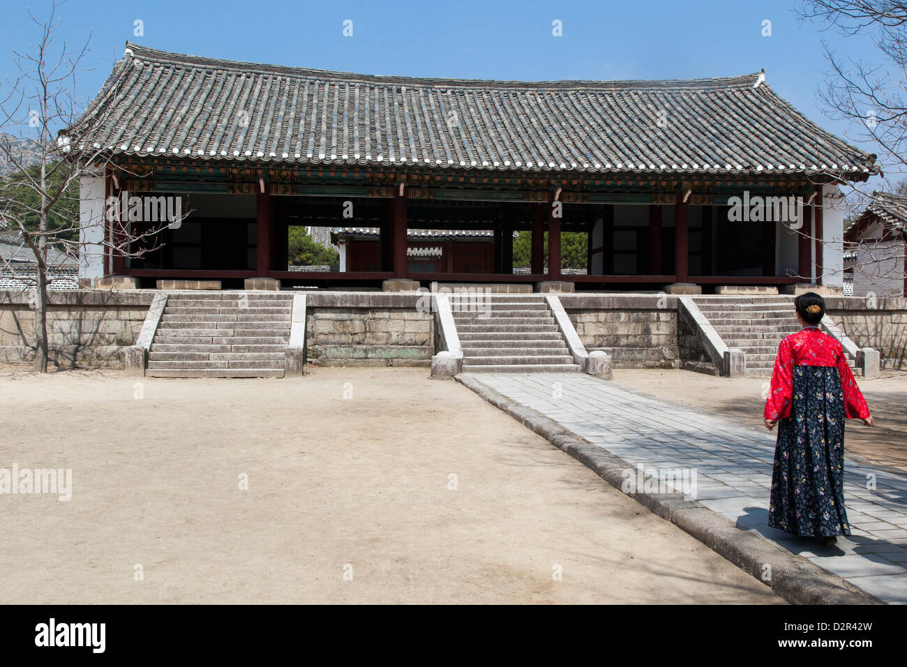 Frau in traditioneller Kleidung König Wang Kon Mausoleum, Stadt Kaesong, Nordkorea Stockfoto