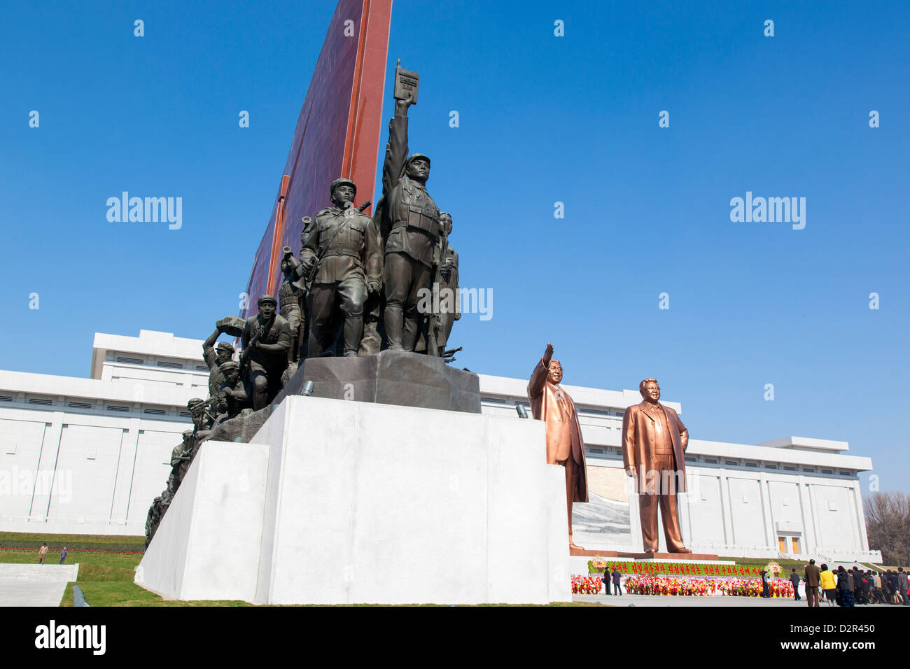 Statuen des ehemaligen Präsidenten Kim Il Sung und Kim Jong Il, Mansudae Montagehalle auf Mansudae Hügel, Pyongyang, Nordkorea Stockfoto