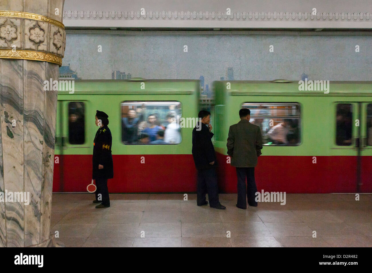 Einer der vielen 100 Meter tiefen u-Bahnstationen an das u-Bahn-Netz Pyongyang, Pyongyang, Nordkorea Stockfoto